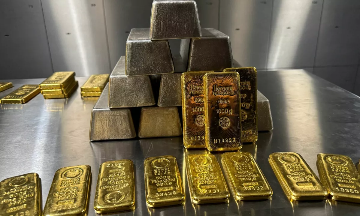 Cena zlata dosegla nov rekord zaradi pričakovanj znižanja obrestnih mer v ZDA