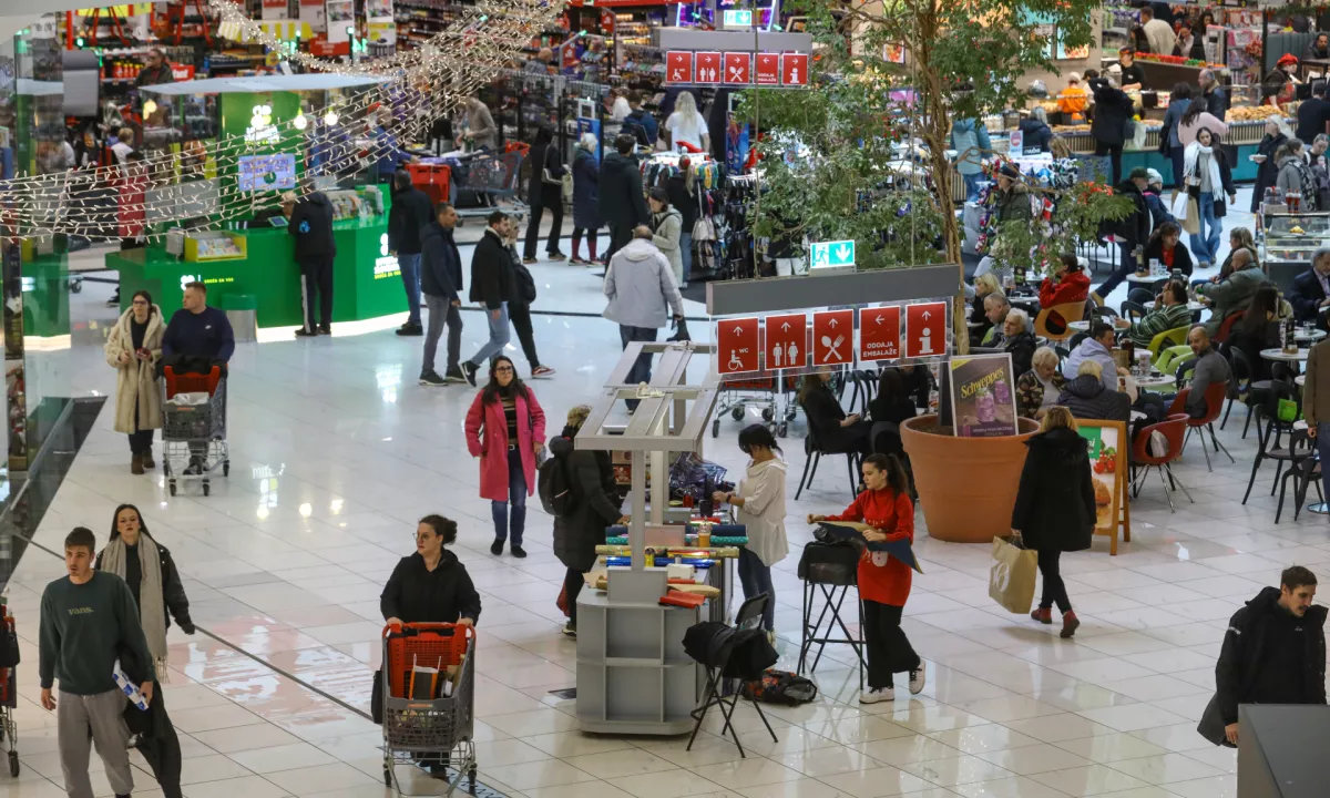 Dobršen del zimskega regresa javnim uslužbencem, bi se lahko prek potrošnje oziroma davka na dodano vrednost vrnil v državni proračun.