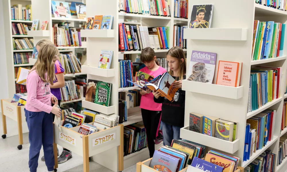 - otroci v novi knjižnici - 29.11.2016 - Osnovna &scaron;ola O&Scaron; Nove Jar&scaron;e - nova &scaron;olska knjižnica -  //FOTO: Bojan Velikonja 