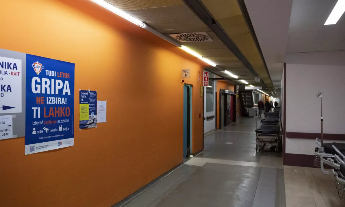 Pozor, gripa na pohodu! V UKC Ljubljana zmanjkuje postelj