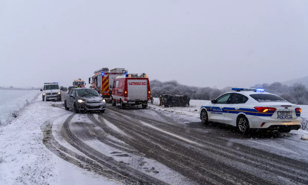 Hrvaško zajelo sneženje in burja, prometne težave na kopnem in morju