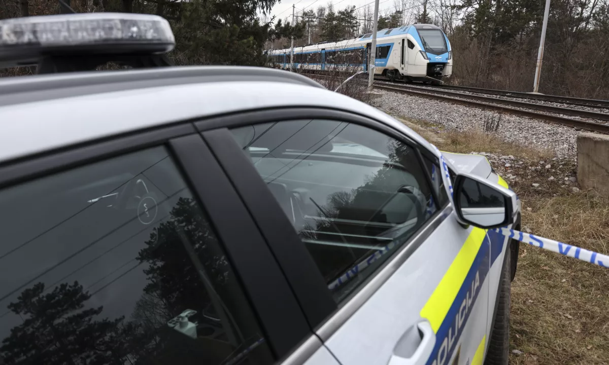 Vlak v Zidanem Mostu do smrti povozil kolesarja