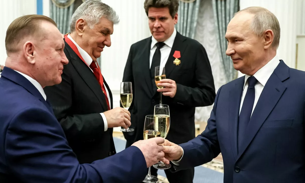 Rusija si lahko privošči zavrnitev načrta novega mirovnega sporazuma, ker je Kremelj še vedno prepričan, da lahko z nadaljevanjem bojev pridobi več.