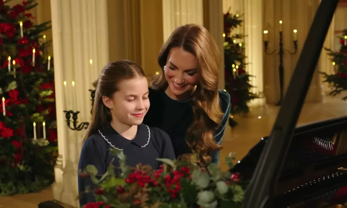 Mati in hči sta v duetu nastopili na tradicionalni božični slovesnosti.