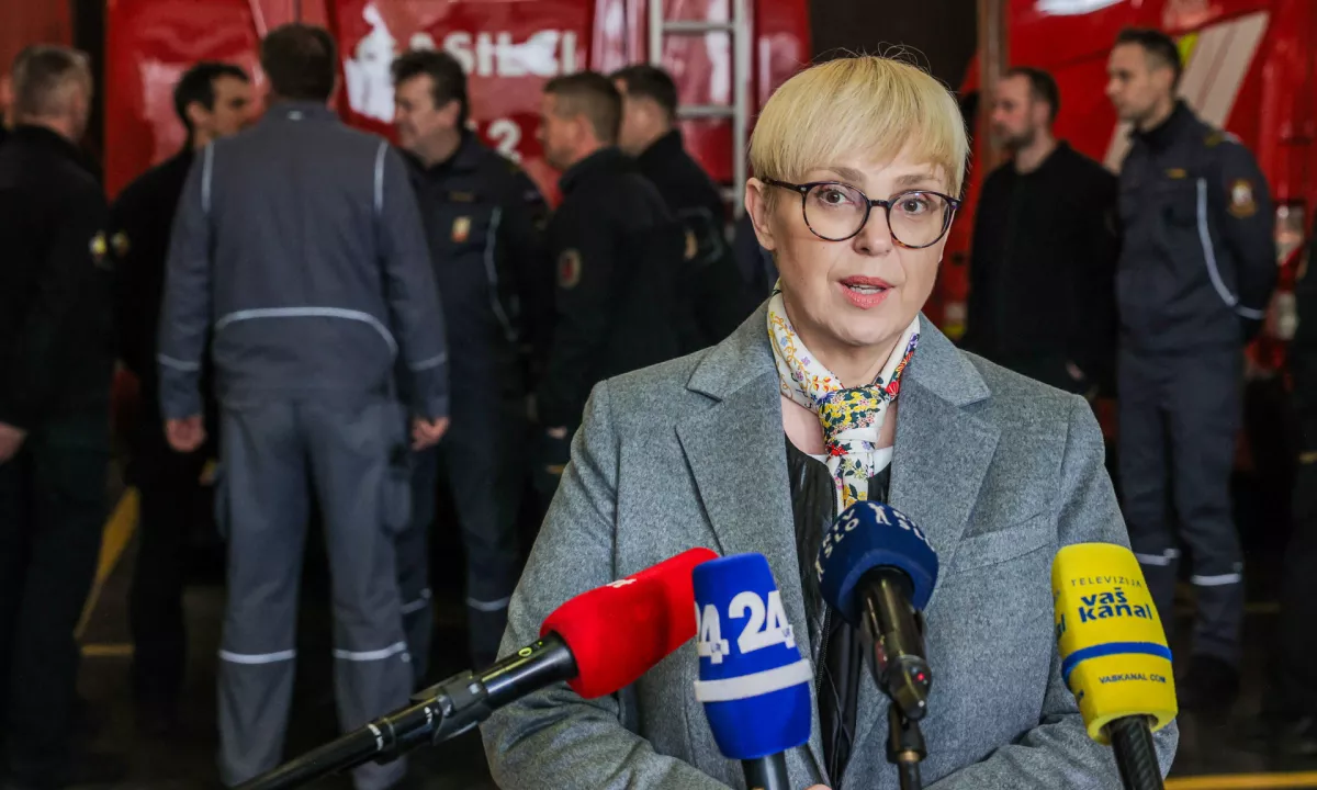 "Politika naj, preden kritizira, prebere celotno odločbo, ne samo prvih dveh stavkov," je pozvala predsednica.