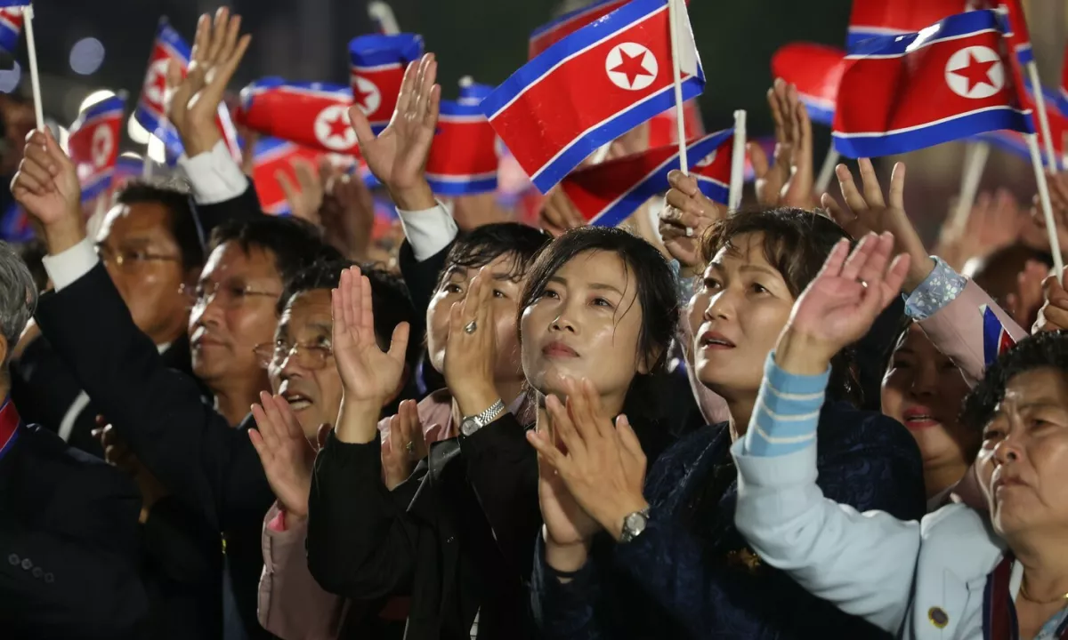 Doma so drevo okrasili s preprostimi bombažnimi kepami. Nihče od otrok ni vedel, kaj ta obred pomeni.