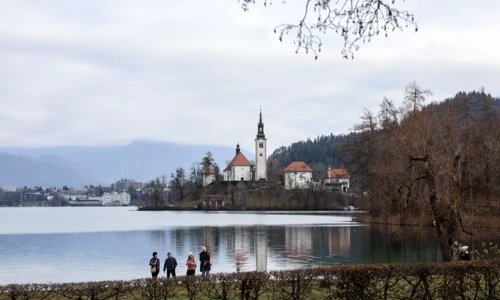 - 21.12.2025 - Božič, Bled, Blejsko jezero - turisti//FOTO: Jaka Gasar