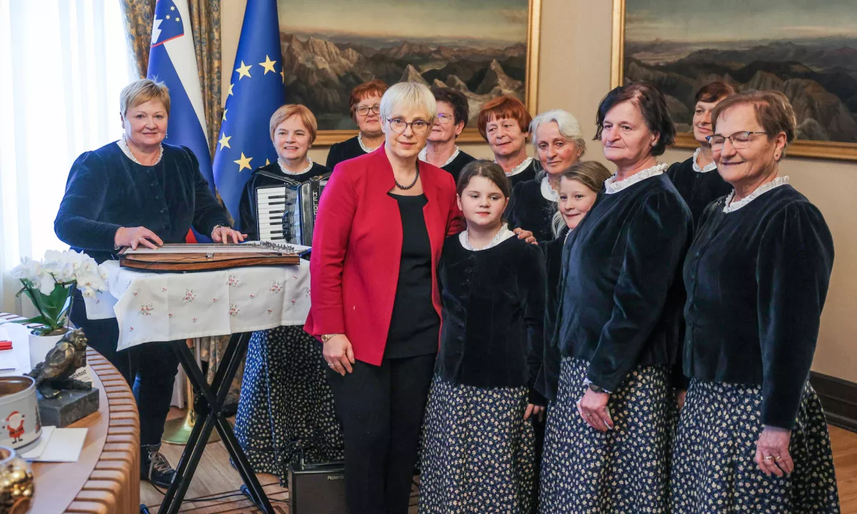 Mesta zapolnjena v enem dnevu, predsedniško palačo obiskalo 300 ljudi