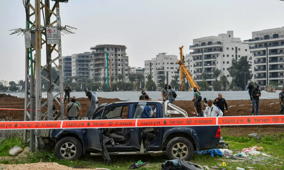 Palestinski napadalec je na severu Izraela z avtomobilom zapeljal v moškega in nato z nožem napadel žensko, pri čemer je oba ubil, je sporočila policija.