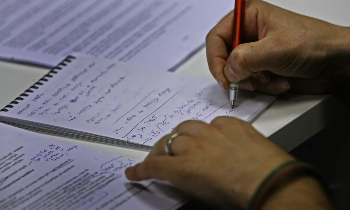 V dobi klepetalnika ChatGPT in ostalih orodij umetne inteligence (UI) se v učilnice potihem vrača skoraj pozabljena veščina, ki bi marsikateremu učencu lahko povzročila nemalo težav. >>>