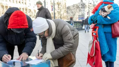 Citizens sign a petition calling for snap parliamentary elections during a student-led protest campaign, in Belgrade, Serbia, December 28, 2025. REUTERS/Djordje Kojadinovic