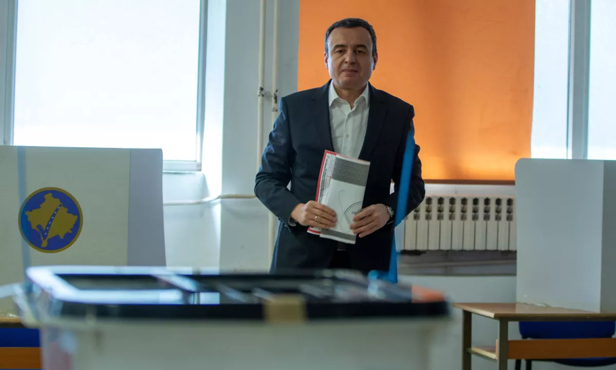 Predčasne volitve: zmaga se obeta stranki Samoopredelitev premierja Kurtija