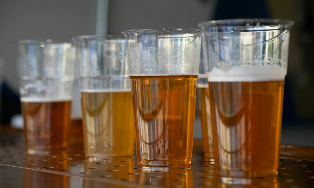 Pijan uriniral pri mizi v lokalu