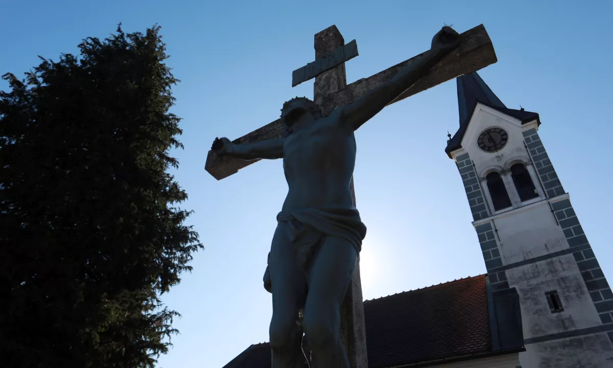 Poškodoval več kot sto grobov in povzročil za 20.000 evrov škode