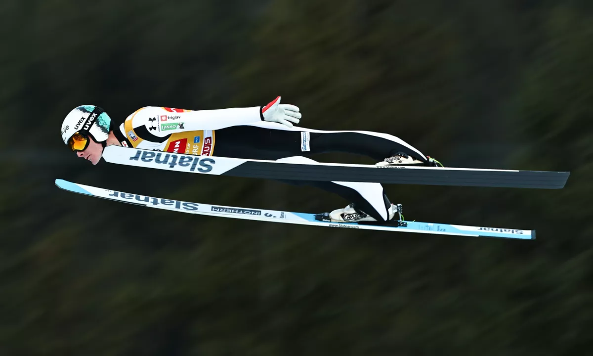 Domen Prevc v vodstvu po prvi seriji