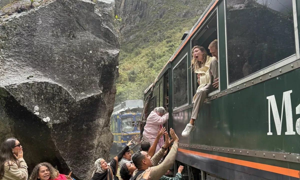 V železniški nesreči blizu Machu Picchuja umrl strojevodja, več deset oseb poškodovanih