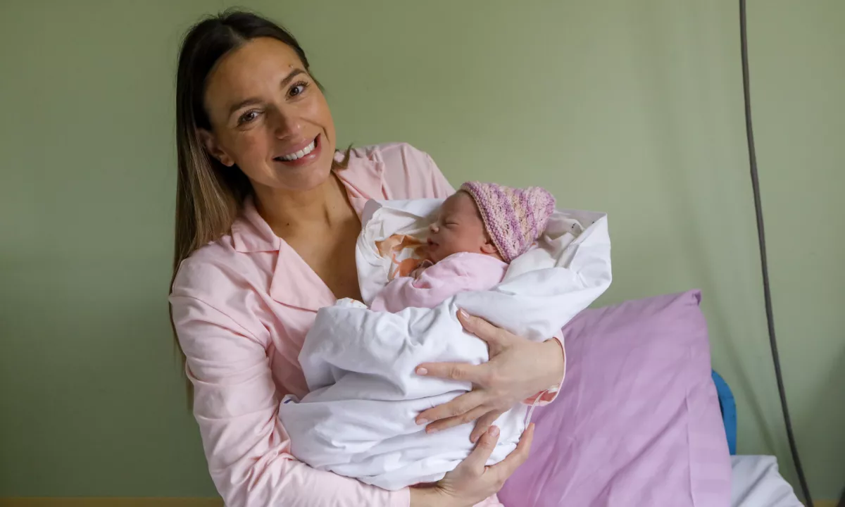 V ljubljanski porodnišnici se je kot prva v letu 2026 rodila deklica Sara