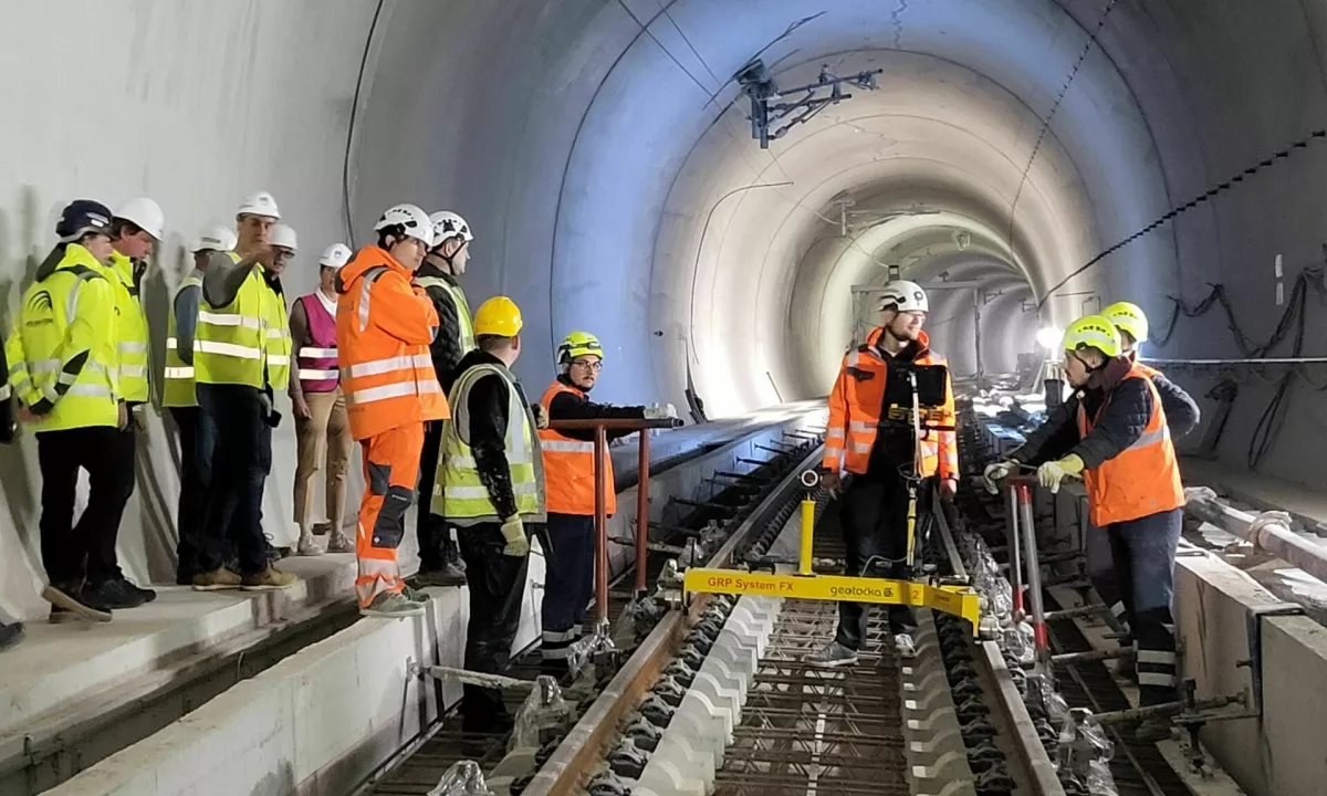 V letu 2026 se je v Sloveniji nadaljeval obsežen cikel naložb v cestno in železniško infrastrukturo