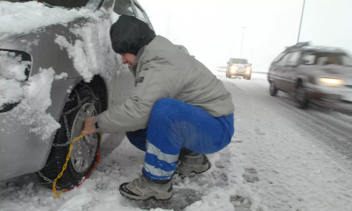 Previdno na cesti, vidljivost je zmanjšana zaradi snežnih padavin