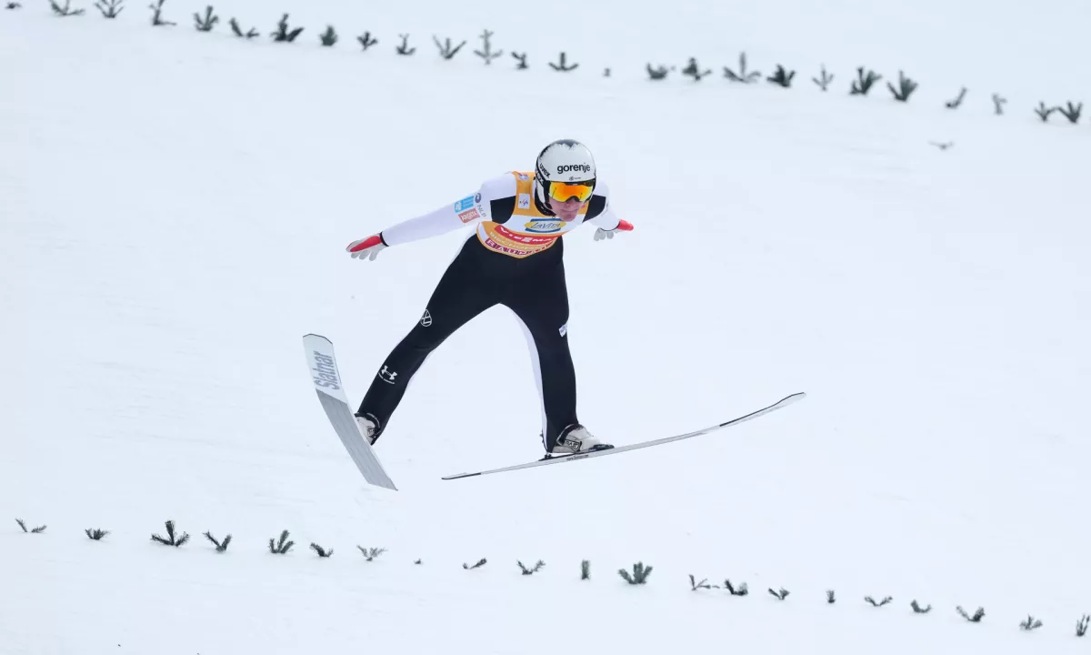 Vodilni Domen Prevc še skok oddaljen od zlatega orla