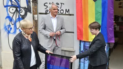 Maribor, Knjigarna Mariborka.S slovesnim razvitjem mavricne zastave pred knjigarno Mariborka, ki sta se ga udelezila predsednica Natasa Pirc Musar in mariborski zupan Sasa Arsenovic, se je v Mariboru zacel Mavricni dan.