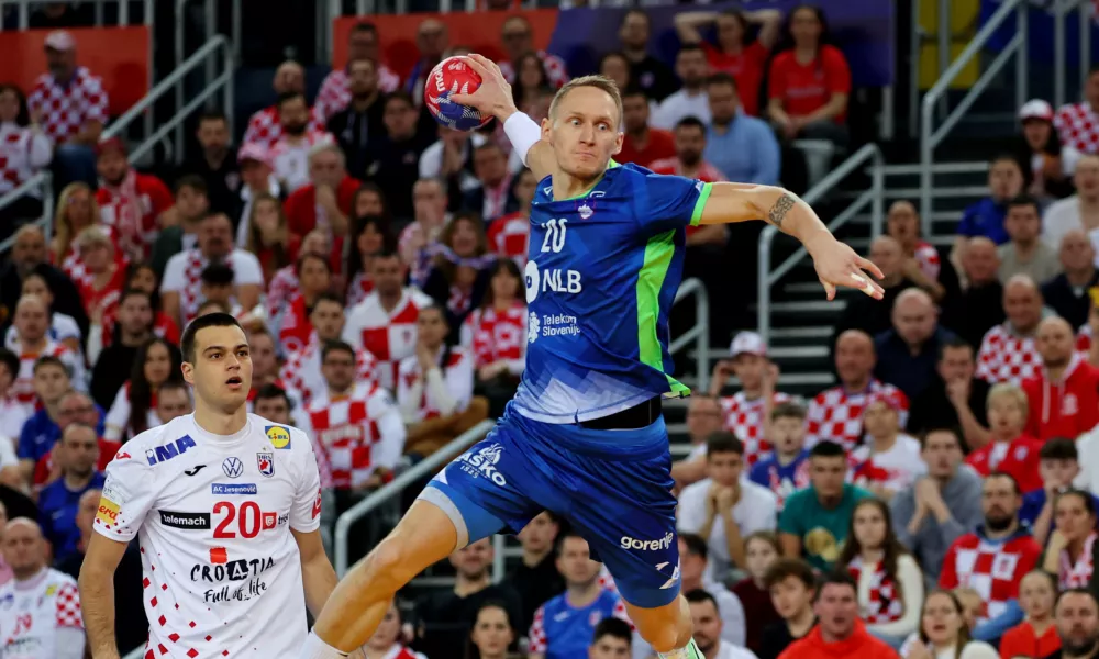 Handball - IHF Handball World Championships 2025 - Main Round IV - Croatia v Slovenia - Zagreb Arena, Zagreb, Croatia - January 26, 2025 Slovenia's Tilen Kodrin scores a goal REUTERS/Antonio Bronic