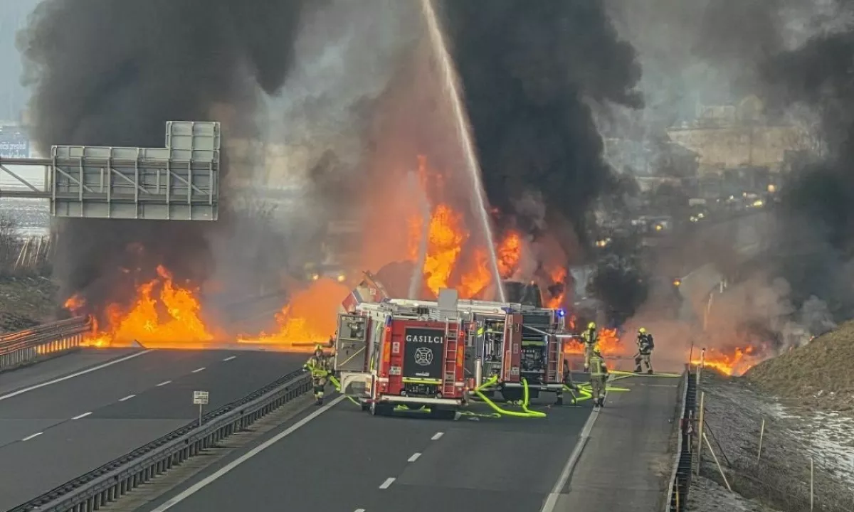 (FOTO &amp; VIDEO) Zaradi hude nesreče zaprta štajerka, gorela sta tovornjak in kombi