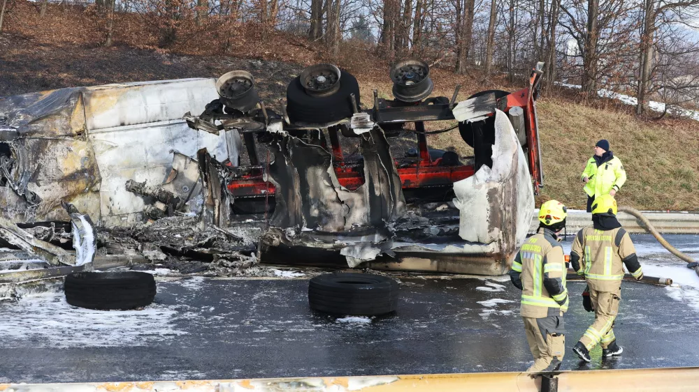 Slovenska Bistrica - Avtocesta - Promet - Prometne nesreče - Nesreča cisterne in kombija na avtocesti - zagorela cisterna in kombi - gasilci - Gasilci - Nesreče - Avtor: Sa&scaron;o Bizjak