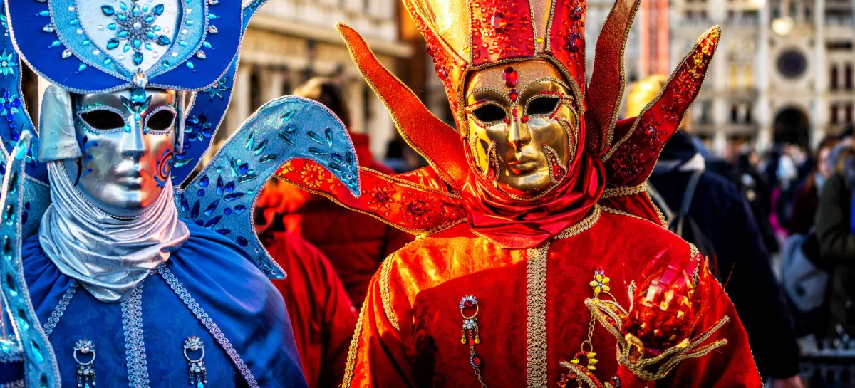 Close-up of a costume reveller poses during the Carnival in Venice, Italy. / Foto: 1tomm