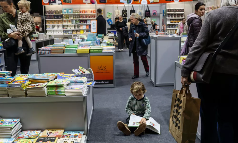 - branje knjige- 26.11.2025. - Kjižni sejem 2025,.//FOTO: Bojan Velikonja