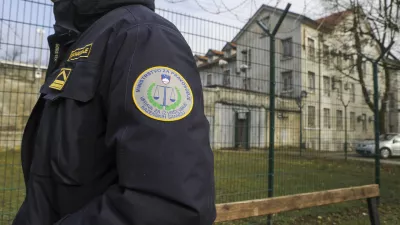 Pravosodni policist uspešen s tožbo zaradi padca po stopnicah