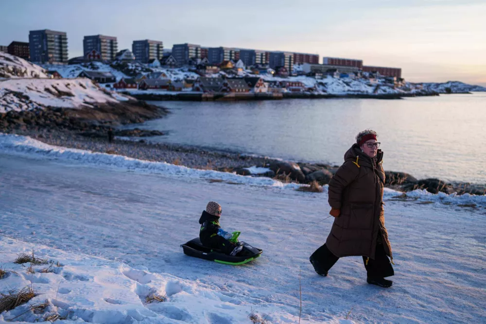 A woman pulls her child on a sled in Nuuk, Greenland, on Sunday, Jan. 25, 2026. (AP Photo/Evgeniy Maloletka) / Foto: Evgeniy Maloletka