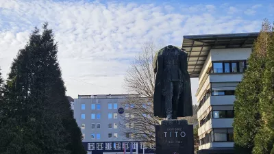 Velenje, Titov trg.Obglavljen bronasti kip Josipa Broza - Tita.