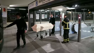 Policisti in gasilci so bili hitro na prizorišču, vendar pomoči ni bilo več. / Foto: Profimedia