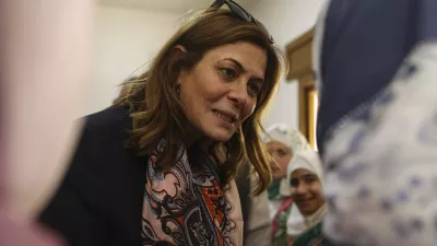 Syrian Minister of Social Affairs and Labor Hind Kabawat, speaks with children during her visit to Al-Yasamin orphanage center, in Idlib city, north Syria, Monday, April 28, 2025. (AP Photo/Ghaith Alsayed) / Foto: Ghaith Alsayed