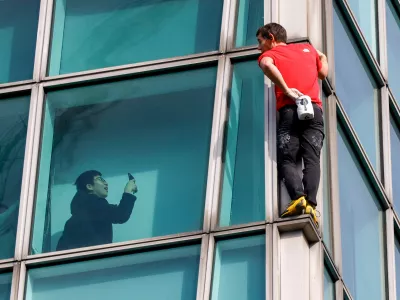 Climber Alex Honnold interacts with onlookers free soloing Taipei 101 Skyscraper in Taipei, Taiwan, January 25, 2026 REUTERS/Ann Wang / Foto: Ann Wang