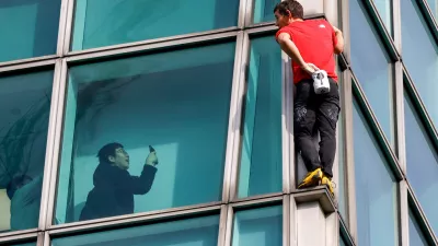 Climber Alex Honnold interacts with onlookers free soloing Taipei 101 Skyscraper in Taipei, Taiwan, January 25, 2026 REUTERS/Ann Wang / Foto: Ann Wang