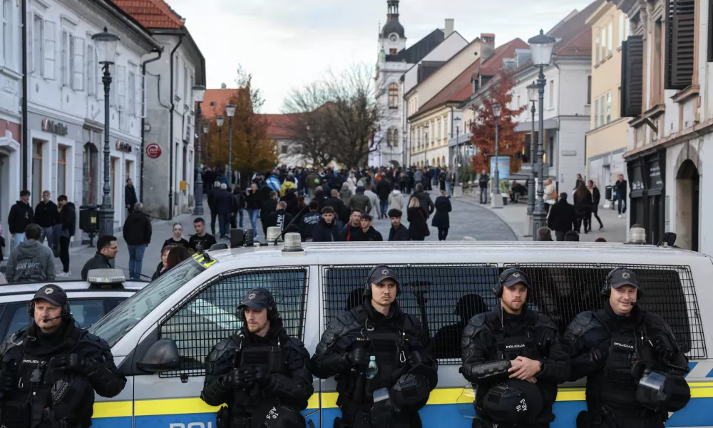- 28.10.2025 - Izredna skup&scaron;čina občine Novo Mesto s svetniki in predstavniki vlade in protest proti romskemu nasilju z naslovom Dovolj je!//FOTO: Jaka Gasar