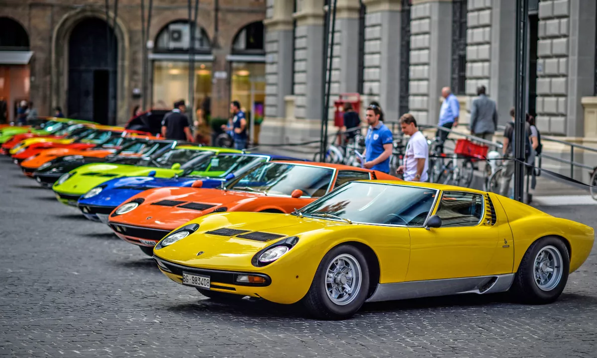 Lamborghini Miura ni bila le nov model, temveč tveganje, prelom in drzno sporočilo, da je avtomobil lahko tudi nevarna, neukročena fantazija.