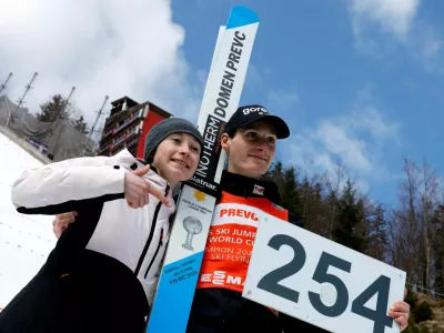 FILE PHOTO: Ski Jumping - FIS Ski Jumping World Cup - Planica, Slovenia - March 30, 2025 Slovenia's Domen Prevc poses with his sister Nika Prevc after setting a new world record in the Men's Individual HS240 Second Round REUTERS/Borut Zivulovic/File Photo / Foto: Borut Zivulovic