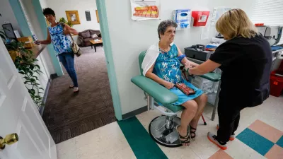 Faye Jackson gets her blood tested at a medical clinic in Calhoun, Ga., on Tuesday, Sept. 30, 2025, as her daughter Marie waits outside for her turn. Their blood tests revealed they have PFAS levels above the safety threshold outlined by national health experts. (Miguel Martinez/Atlanta Journal-Constitution via AP) / Foto: Miguel Martinez