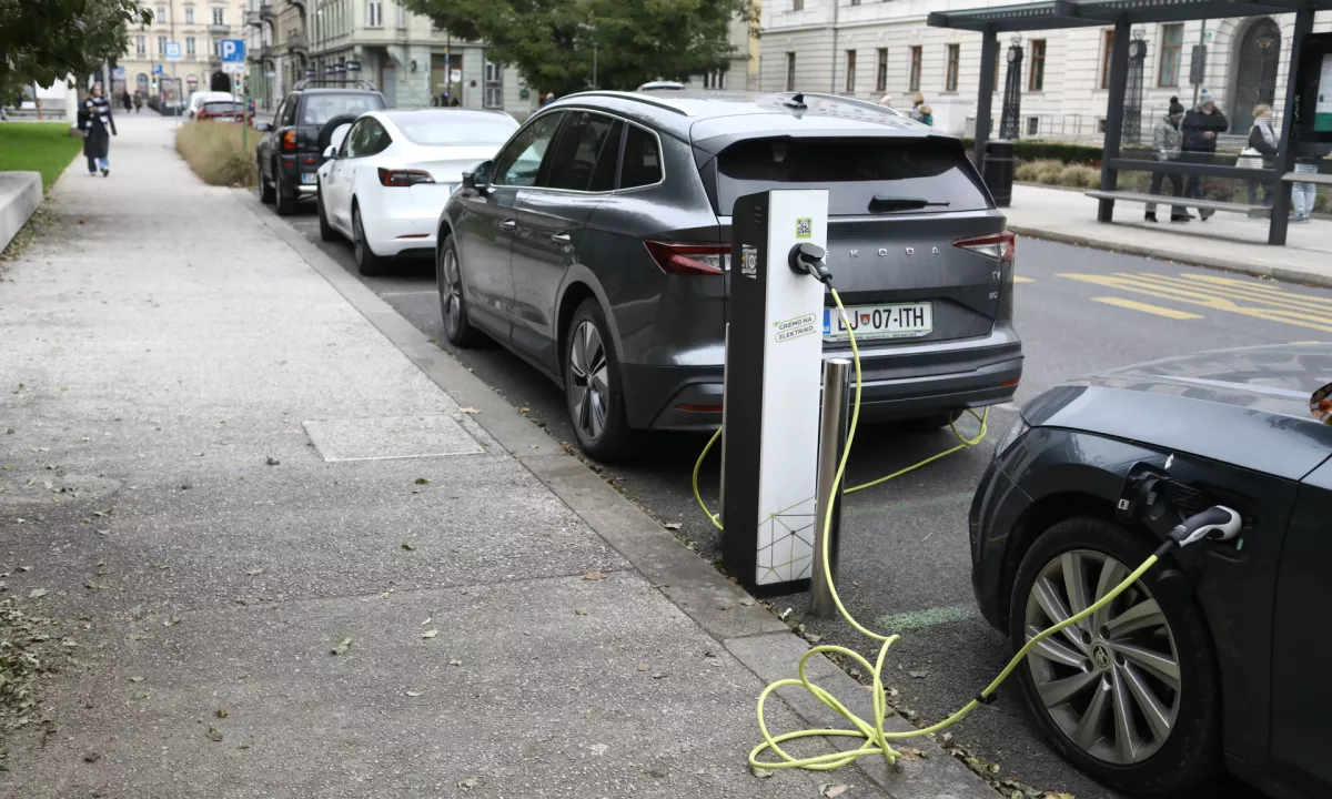 ‼️V Ljubljani so zavihali rokave in se resneje lotili voznikov, ki električne polnilnice zlorabljajo za zastonjkarsko parkiranje. Žal so uporabili povsem zgrešen pristop ...