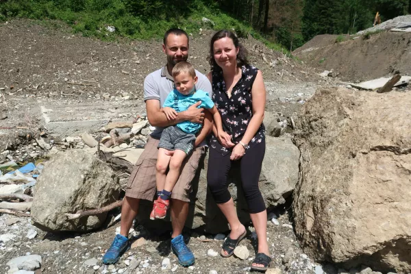 Mladi družinici Breznik - Krajnc je plaz avgusta 2023 dobesedno odnesel hi&scaron;o. Ko smo jih obiskali junija 2024, so upali, da se bodo lahko v novi dom vselili konec leta 2025, a so od tega cilje &scaron;e zelo oddaljeni. / Foto: Tatjana Pihlar