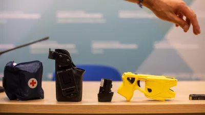- električni paralizator Taser X2 - 31.08.2020 – POLICIJA - predstavitev uporabe električnega paralizatorja, ki ga od 1. septembra v izjemnih varnostnih primerih lahko uporabljajo slovenski policisti //FOTO: Bojan Velikonja