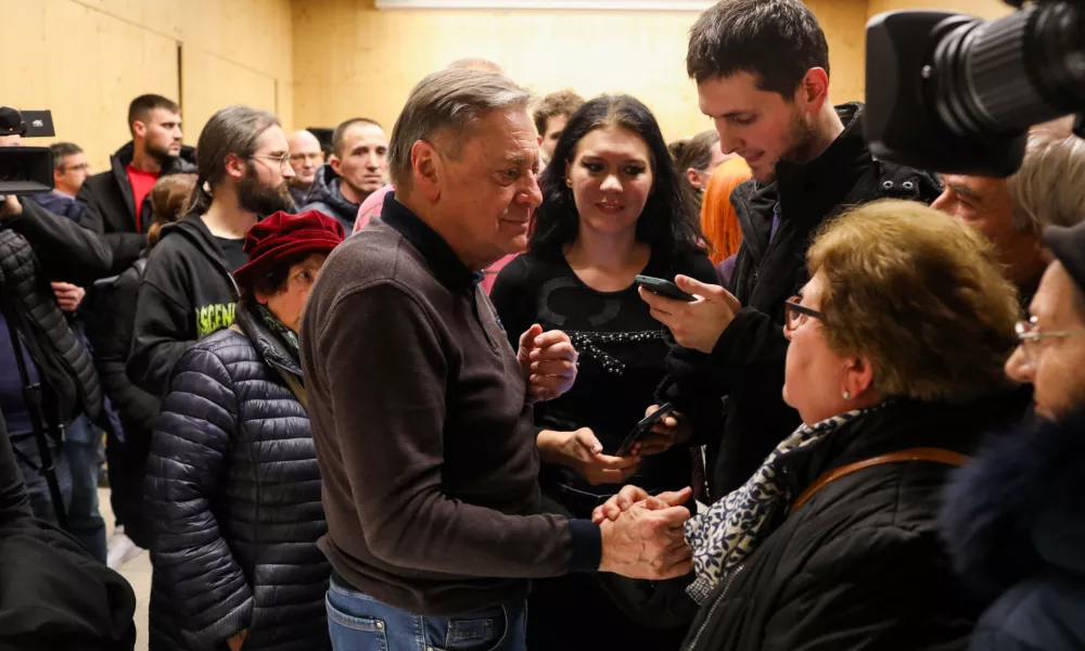 - Zoran Janković, Župan Mestne Občine Ljubljana.- Odvetnica iz pisarne Zaletel,- 29.01.2026. - Terenski sestanek Župana MOL s prebivalci &Scaron;tepanjskega naselja zaradi spremenjenega režima parkiranja v naselju.&Scaron;tepanjsko naselje, parkiranje, pomanjkanje parkiri&scaron;č.//FOTO: Bojan Velikonja