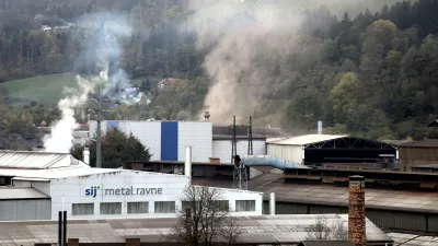 Ravne na Koro&scaron;kem - Sij Metal Ravne - dim iz dimnika onesnaženje