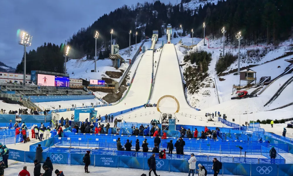 Skakalni center v Predazzu je odlično pripravljen, a se po manj&scaron;ih tribunah ob skakalnici vidi, da Italijane skoki ne zanimajo. 