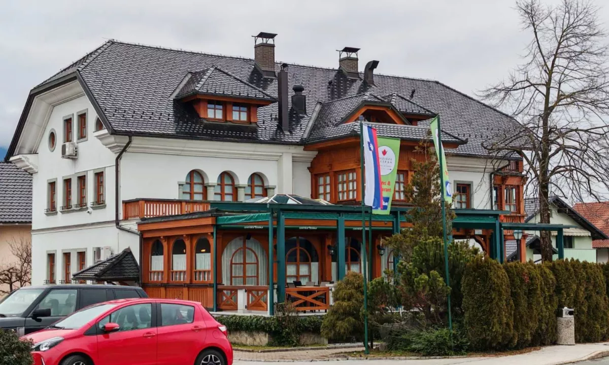 (OCENA GOSTILNE) V gorenjskih turističnih centrih je nekaj pregrešno dragih gostiln, v turistom manj zanimivi okolici pa so cene nižje in ponudba bolj domača.