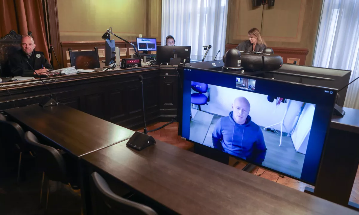 Ko je Sergej videl, da se Ivanu, kot je dejal, cvre koža, je bil šokiran. Klical je na številko 112, kjer so mu naročili, naj na opečenega hladi z mokrimi brisačami.