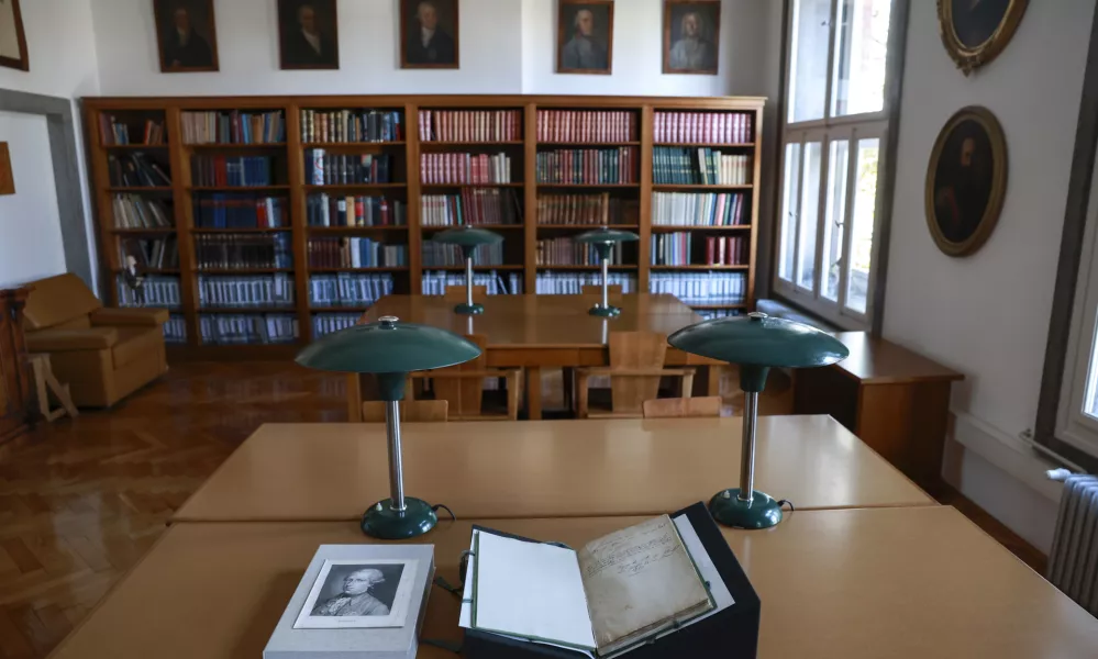 - 17.11.2023 &ndash; Narodna in univerzitetna knjižnica NUK - dnevnik staroavstrijskega diplomata, grofa Janeza Filipa Cobenzla (1741&ndash;1810), ki je nastal med politično-diplomatsko misijo, na kateri je leta 1777 spremljal cesarja Jožefa II. v Pariz in Versailles.  //FOTO: Jaka Gasar